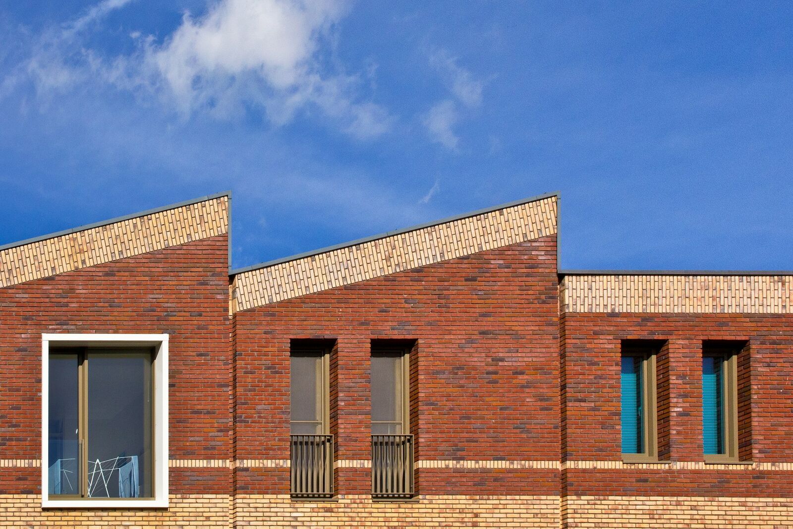 Moderne Nederlandse woningen met bakstenen gevels
