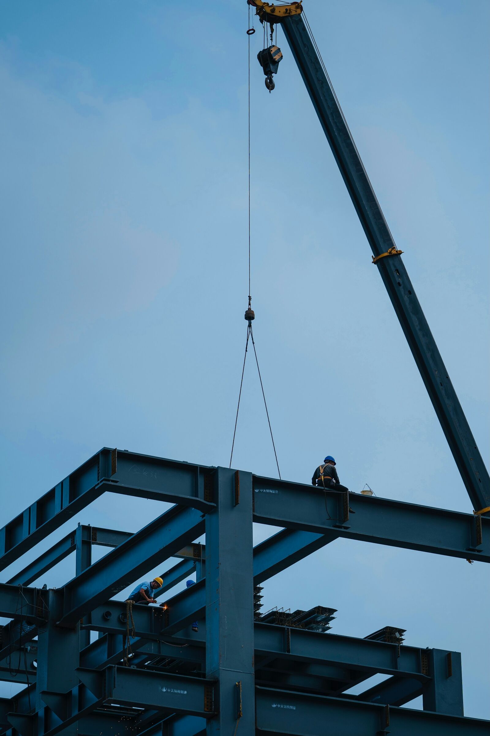 Stalen hoofddraagconstructie tijdens de bouw